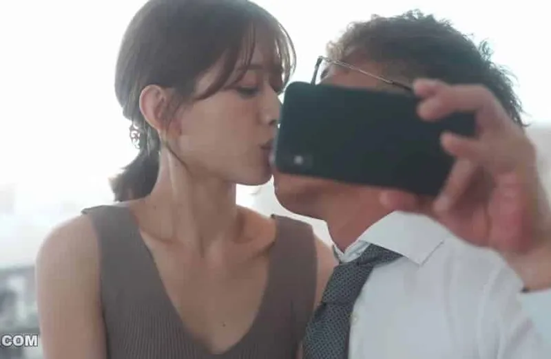 Thấy người vợ hơi lạ, chồng yêu xem điện thoại vợ yêu và thấy cảnh đụ với tiền bối của mình