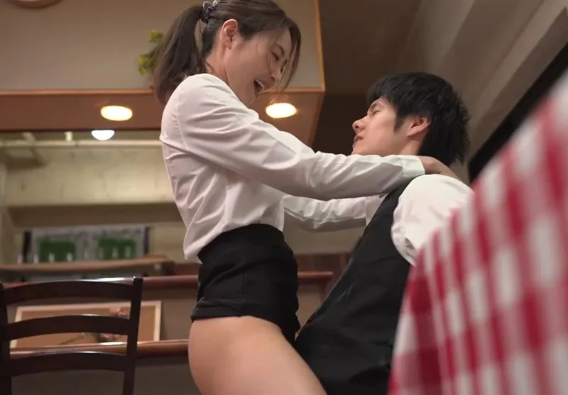 Cậu trai trẻ làm tình cô nhân viên nữ có chồng nhưng chồng yêu “yếu”